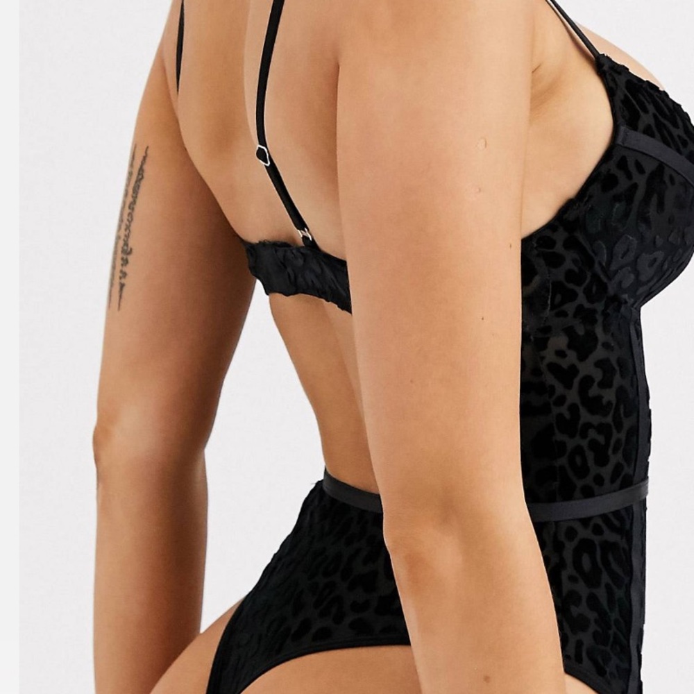 New ASOS DESIGN underwire body with animal flocking detail size 32C - Picture 2 of 3